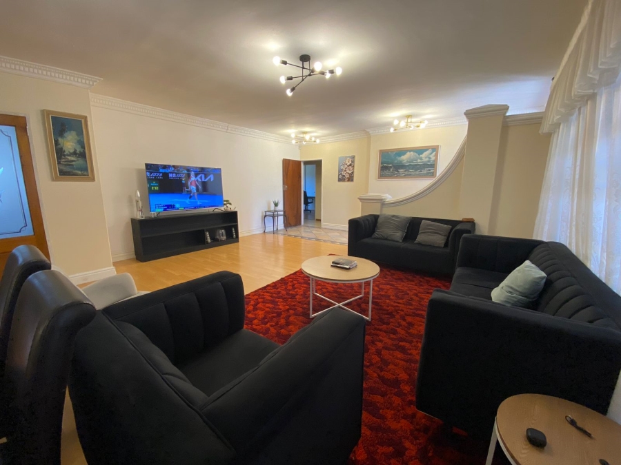 To Let 4 Bedroom Property for Rent in Lansdowne Western Cape